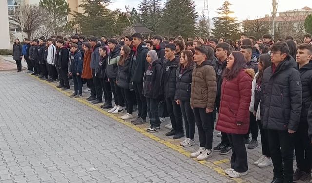 Şehit Bora Çelik Lisesi’nden ‘ŞEHİTLER İÇİN SAYGI DURUŞU’