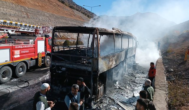 Alev alan yolcu otobüsü küle döndü