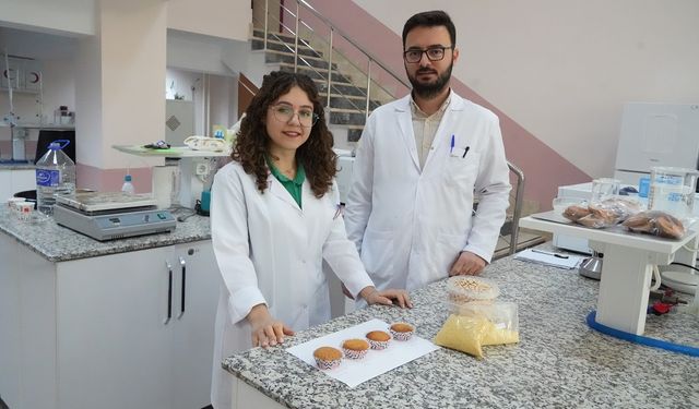 Üniversite öğrencisi çölyak hastaları için glütensiz kek üretti