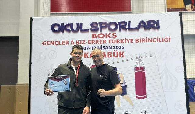 Bor Fen Lisesi Öğrencisi Mert Kızıltan, Liselerarası Türkiye Boks Şampiyonası'nda Bronz Madalya Kazandı