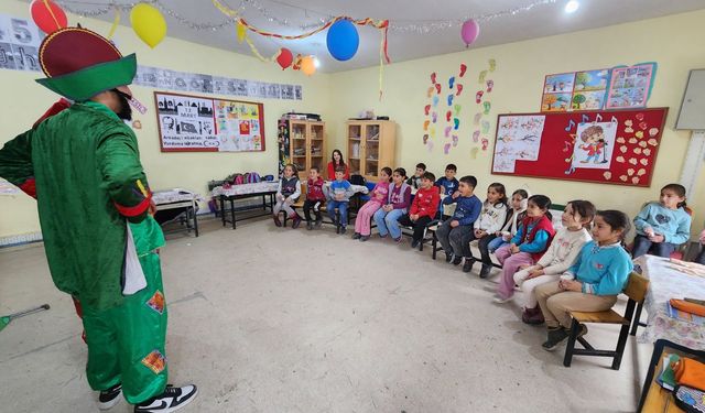 Karagöz ve Hacivat, köy okullarında çocuklarla buluşuyor