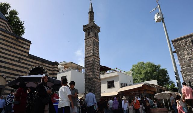 Dört Ayaklı Minare'nin etrafından 7 kez geçerek dilekte bulunuyor