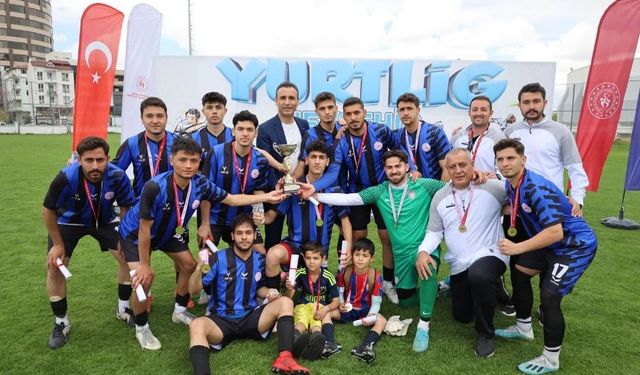 Niğdeli Gençlerden Futbolda Büyük Başarı: Yurtlig İç Anadolu Bölge Şampiyonu Oldular