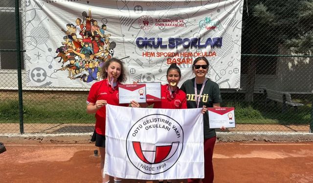 Küçük Kız Tenis Takımından Tarihi Başarı: Bölge Şampiyonu Oldular