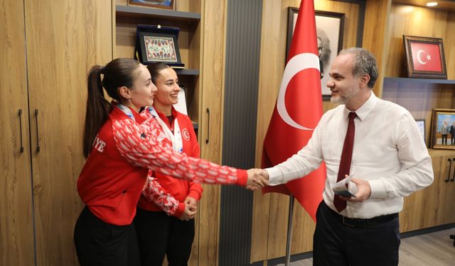 NÖHÜ mezunu milli sporculardan Rektör Uslu’ya ziyaret