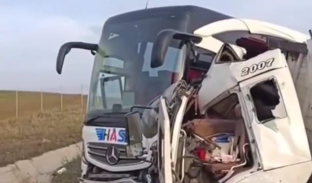 Kamyon ile yolcu otobüsü çarpıştı: 1 ölü, 5 yaralı