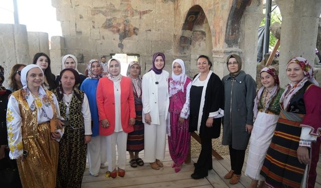 Tarihi kilise bahçesinde Türk mutfağı rüzgarı esti