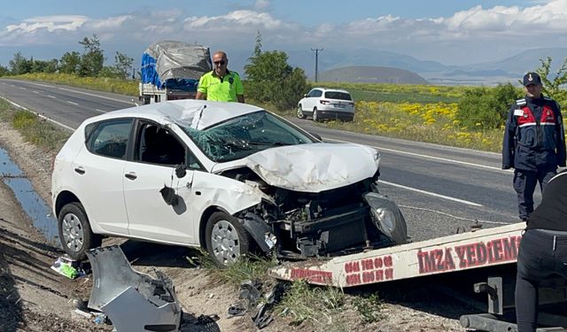 Takla atan otomobil refüje devrildi: 4 kişilik aile yaralandı