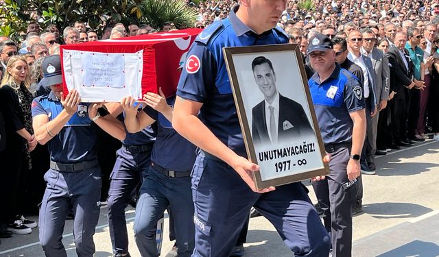 Belediye önünde Başkan Zeyrek’e acı veda