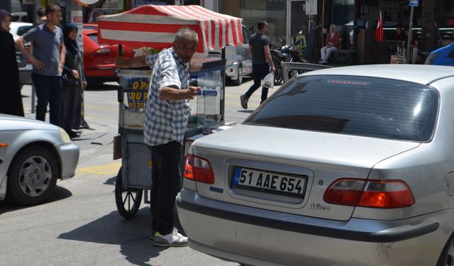Hasarlı Trafik Kazası: Seyyar Pilav Satıcısı Otomobile Çarptı