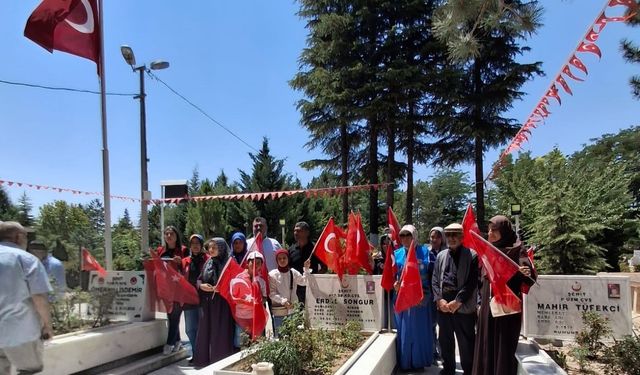 Adanalı üniversite öğrencileri Şehit Ömer Halisdemir'in kabrinde dua etti