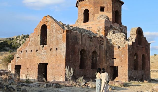 Aziz Gregorius'a ithafen yaptırılan bin 500 yıllık Kızıl Kilise ziyaretçilerini ağırlıyor