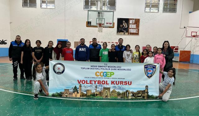 'Niğde Gençlerine Sahip Çıkıyor' projesiyle voleybol kursu başladı