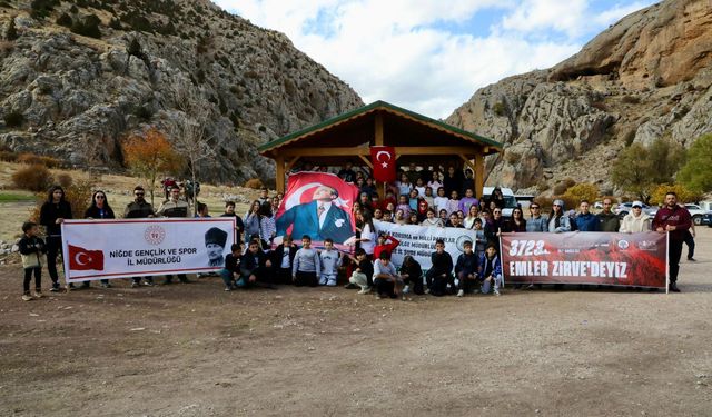 Cumhuriyetin 102. Yılına Özel: 102 Dağcı Emler Zirvesi’nde, Paraşütçüler Gökyüzünde Cumhuriyet Coşkusunu Yaşatacak