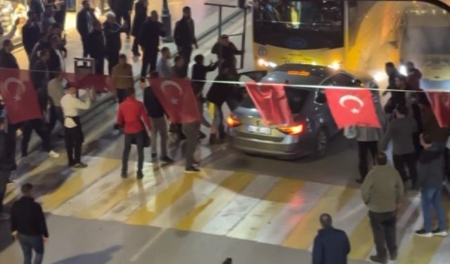 Kaldırıma çıkıp 3 kişiyi yaralayan, ters yola girip 5 araca çarpan alkollü sürücü böyle darbedildi