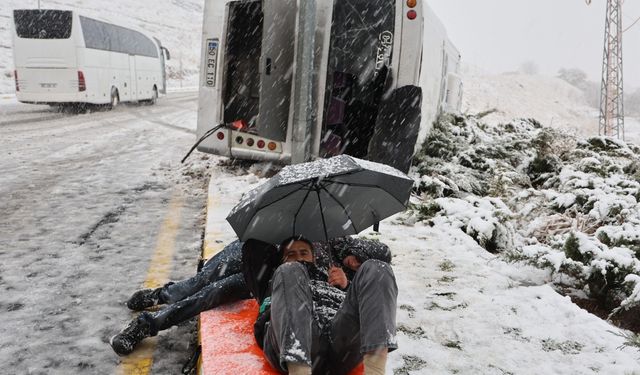 Kaza sonrası sağlık ekiplerini şemsiye ile yatarak bekledi