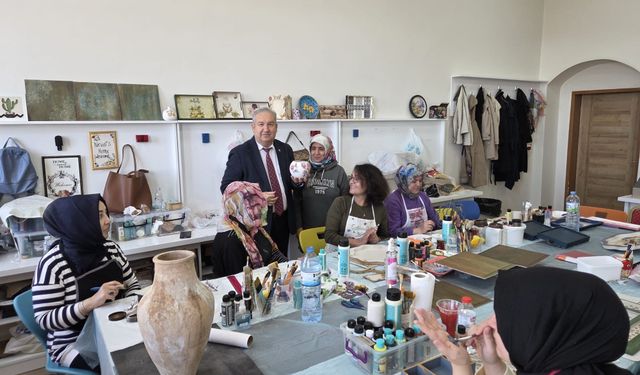 Ahşap boyama kursunda el becerileri gelişiyor