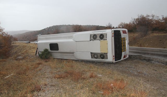 Öğrenci servisi devrildi: 31 yaralı