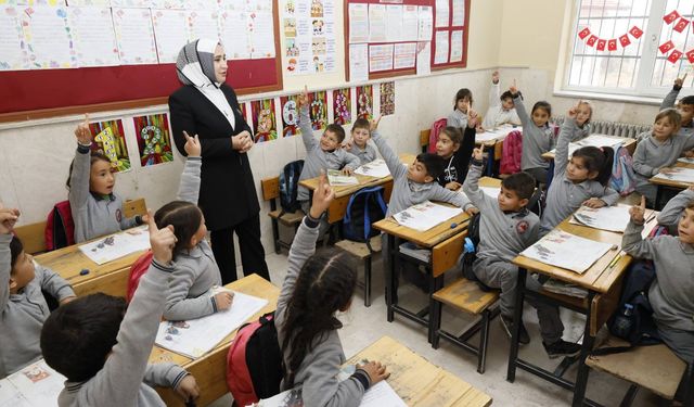 Niğde İl Milli Eğitim Müdürü Özbek, Kömürcü Çanakkale Şehitleri İlkokulu’nu Ziyaret Etti