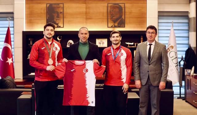 Deaflympics Bronz Madalyalı Sporcular Belediye’de Onurlandırıldı