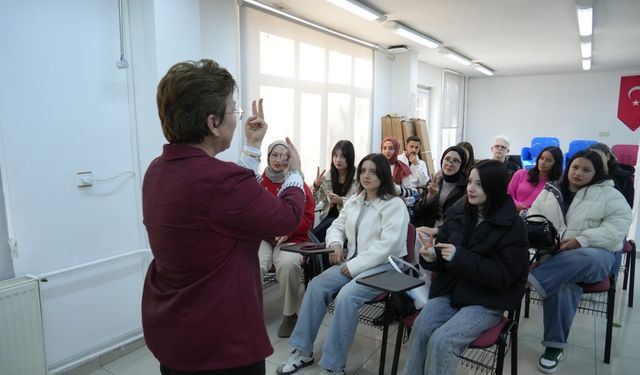 Öğrenciler işitme engelli bireylerle iletişim kurabilmek için işaret dili öğreniyor