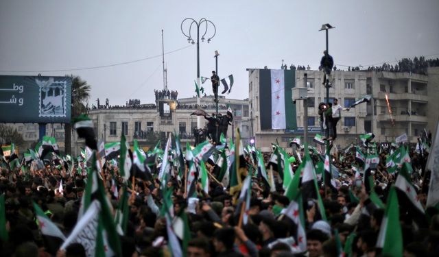 Suriyeliler Esad rejiminin devrilmesinin 1’inci yıl dönümünü Emevi Meydanı’nda kutladı