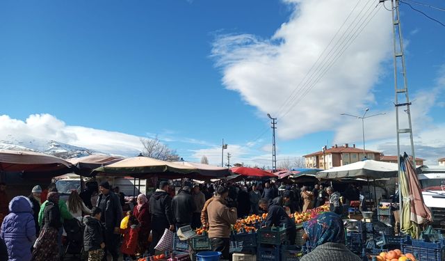 Çiftlik’te Cumartesi Pazarı rüzgâra teslim oldu (VİDEO HABER)