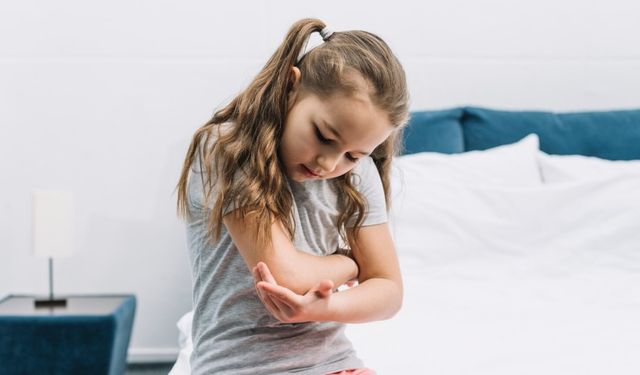 Çocuklarda egzamanın en rahatsız edici belirtisi kaşıntı