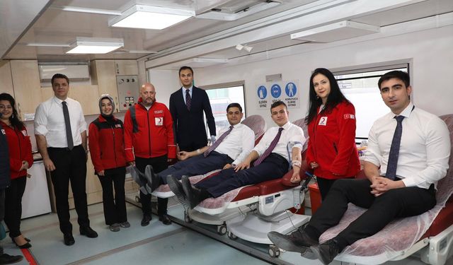 Vali Akmeşe ve Kaymakamlar kan bağışladı