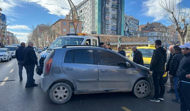 Zabıta aracı ile otomobil çarpıştı!