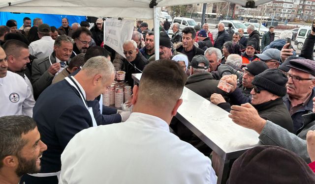 Niğde’de vatandaşlara helva ikram edildi