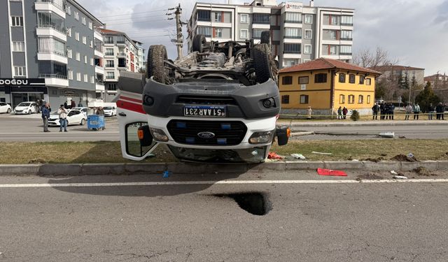 Bor’da Ambulans Kazası: 3 Sağlıkçı yaralandı