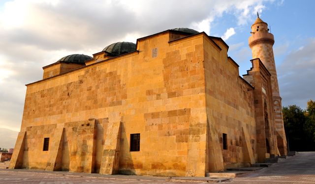 800 yıllık Selçuklu Camisi meraklılarını bekliyor