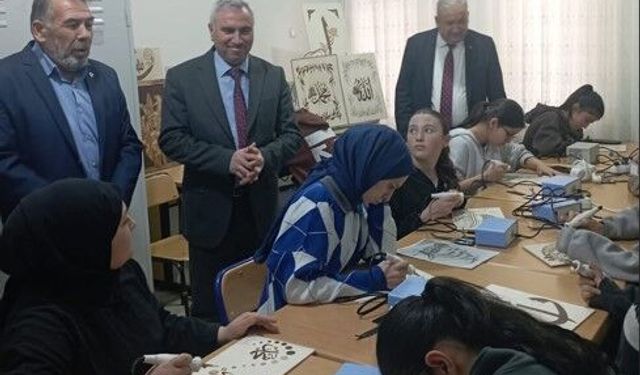 Eğitimcilerden Ahşap Yakma Kursiyerlerine ziyaret