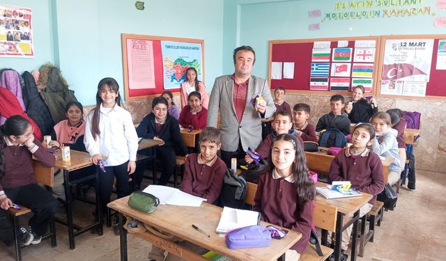 Kendi bütçesi ile Çardak’lı minikleri sevindirdi