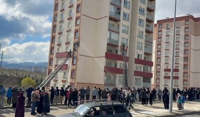Yangın sebepli tedbir: 4 kişi hastaneye kaldırıldı