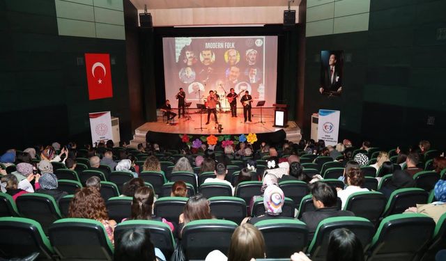 Modern Folk Konseri yoğun ilgi gördü