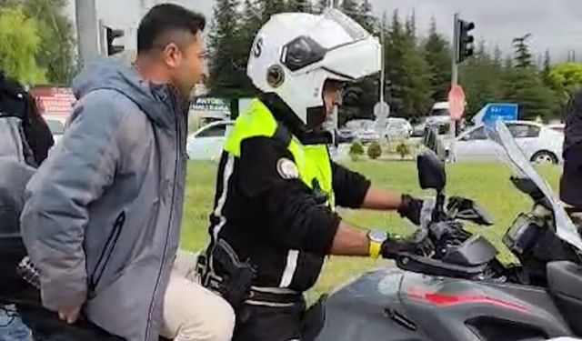 YKS'ye geç kalan öğrencileri polis yetiştirdi