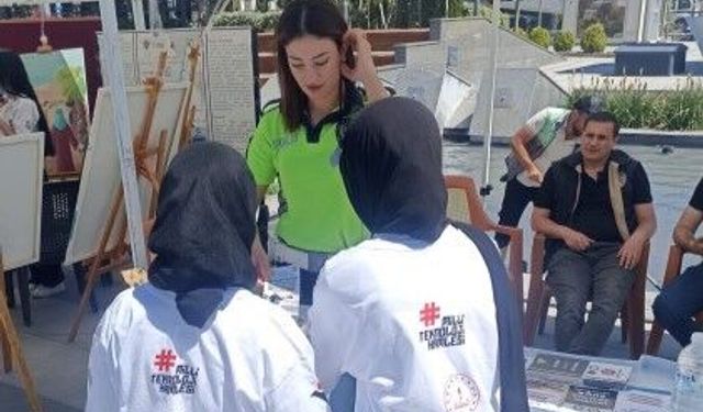Ekiplerden öğrencilere bilgilendirme standı
