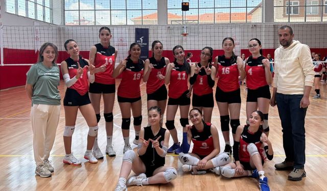 Kız Voleybolda Niğde'ye Çifte Şampiyonluk