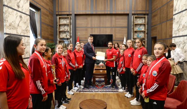 Minderin Sultanlarına Vali'den tebrik