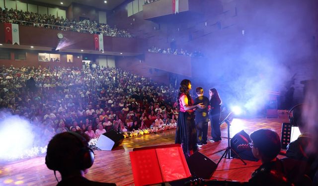 NÖHÜ'de 90'lar Türkçe Pop Konseri