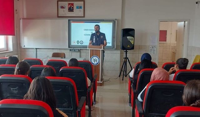 Öğrenci ve Öğretmenlere "Güvenli İnternet" Eğitimi