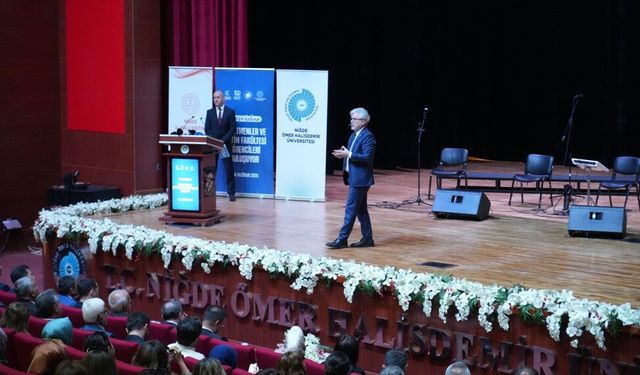 Yelkenci: "Bir tarafta beceri örgüsü, diğer tarafta değerler var”