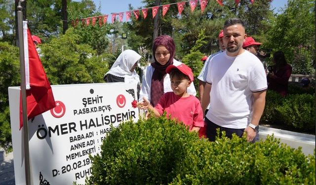 7 yaşındaki Ömer, ismini taşıdığı şehidi ilk kez ziyaret etti