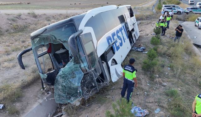 Yolcu otobüsü şarampole devrildi: 44 yaralı!