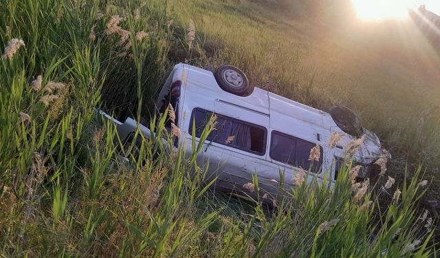 Çamardı'da midibüs devrildi: 3 yaralı