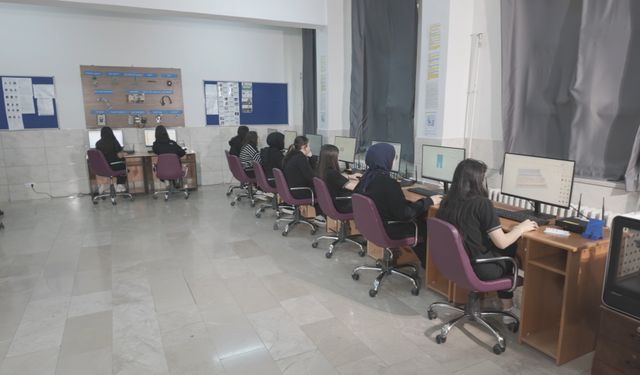 Gençler hem meslek öğreniyor hem üretiyor