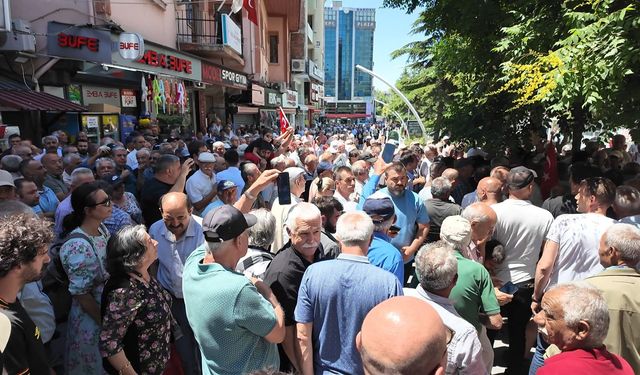 Özel'in mitinginde vatandaşlar ezilme tehlikesi geçirdi