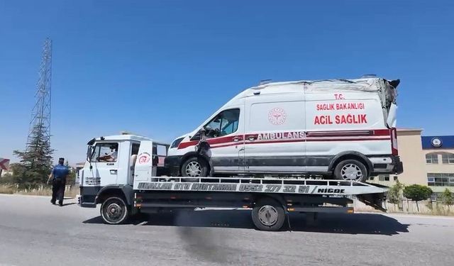 Niğde'de ambulans ile otomobil çarpıştı!